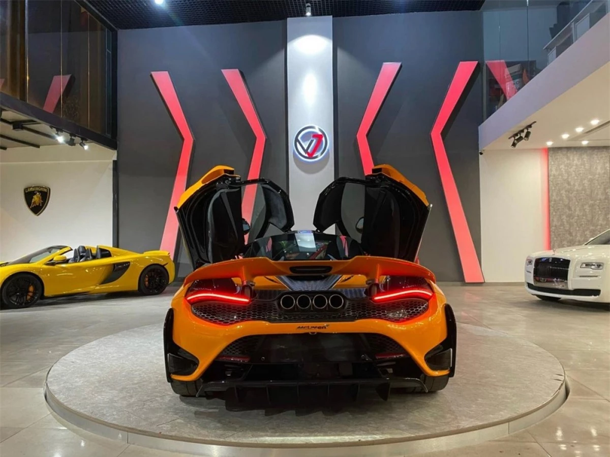Phía sau, đuôi xe có thiết kế và phối màu ấn tượng khi đó là sự kết hợp đẹp mắt giữa màu sơn cam cùng màu sơn đen. 