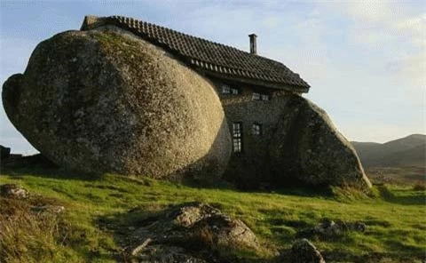 Nhà đá trên dãy núi Fafe, Bồ Đào Nha.