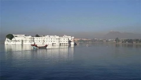 Cung điện nổi giữa hồ ở Udaipur, Ấn Độ.