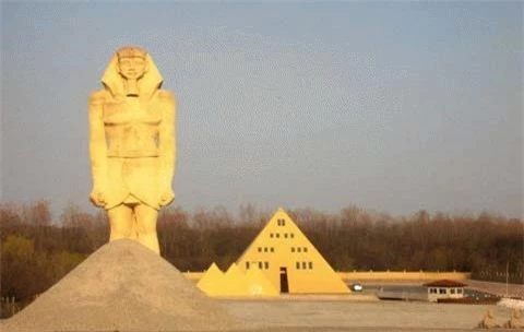 Nhà kim tự tháp vàng ở Wadsworth, bang Illinois, Mỹ.