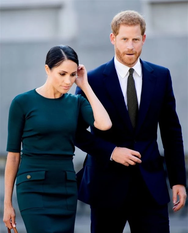 Sau thông báo thiếu tôn trọng của vợ chồng Meghan Markle, Nữ hoàng Anh có động thái mới khiến nhà Sussex xấu hổ không nói nên lời - Ảnh 2.