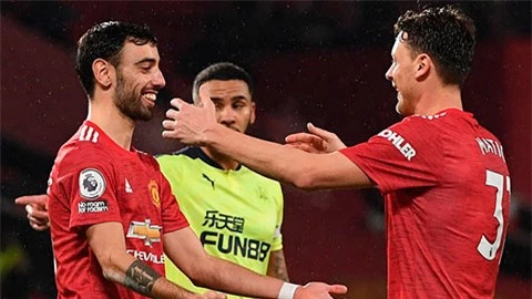 Man United tiếp tục bám đuổi Man City ở cuộc đua vô địch