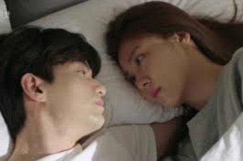 Dịp kỷ niệm 5 năm ngày cưới, đêm ấy vừa nhìn thấy hình xăm trên ngực chồng mà tôi sững sờ muốn khóc