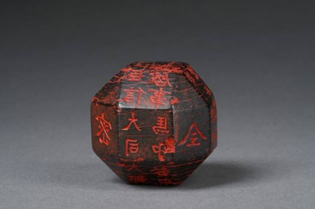 Cậu học sinh nhặt được viên xúc xắc 26 mặt: Báu vật 'xếp xó' trong bảo tàng địa phương suốt 10 năm mới được phát hiện