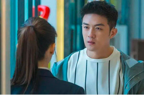 Đến nhà bạn gái chơi, tôi mua cái áo tặng mẹ cô ấy, không ngờ bị dúi trả một cách phũ phàng