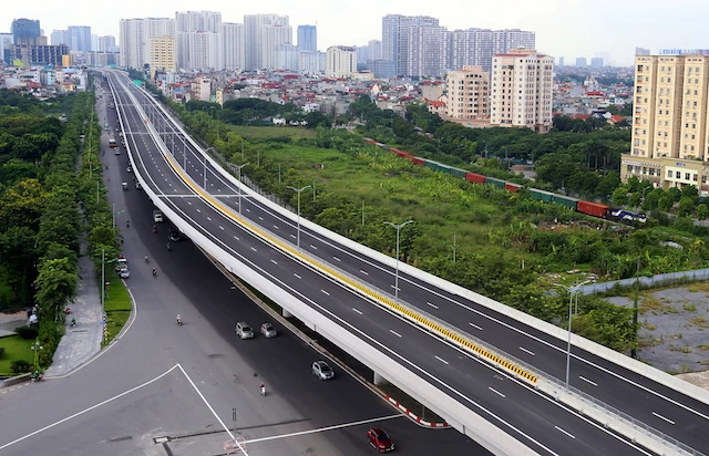 Áp dụng việc thu hồi đất rộng hơn kế bên hạ tầng và thực hiện tái định cư tại chỗ cho tất cả người bị thu hồi đất. 