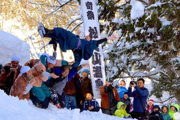 Chú rể bị ném từ đỉnh núi tuyết cao 5m trước mặt cô dâu, nguyên nhân bắt nguồn từ tục lệ kỳ lạ này