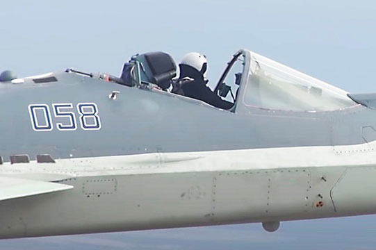 Phi công Nga lái chiến đấu cơ Su-57 mà không đóng nắp buồng lái