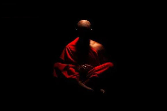 4 người đang ngồi thiền thì đèn trong phòng vụt tắt, chuyện xảy ra trong màn đêm tối đen khiến bao người "câm nín"