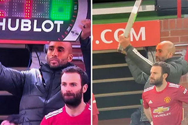 Thủ môn dự bị của MU làm thay việc của trọng tài thứ tư