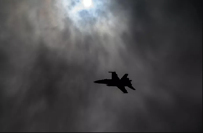 Tiêm kích siêu thanh F/A-18 tiếp nhiên liệu giữa sấm sét