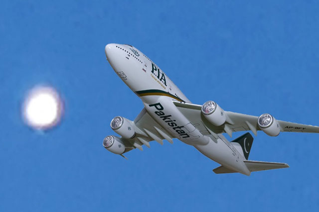 Clip: Tình nghi UFO bám theo máy bay ở Pakistan