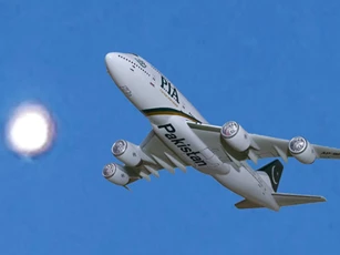 Clip: Tình nghi UFO bám theo máy bay ở Pakistan