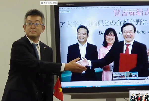Ông Lương Minh Sâm (bìa phải), Chủ tịch Hội đồng trường Đại học Đông Á "bắt tay" trực tuyến với ông Nakata Katsumi – Trưởng phòng Phúc lợi & Chăm sóc sức khỏe tỉnh Nagasaki (bìa trái) đưa sinh viên sang Nhật Bản thực tập nghề và làm việc