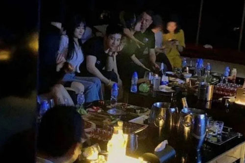 Huỳnh Hiểu Minh lộ ảnh đi hộp đêm, ở bên hàng chục mỹ nhân giữa tin đồn hôn nhân tan vỡ