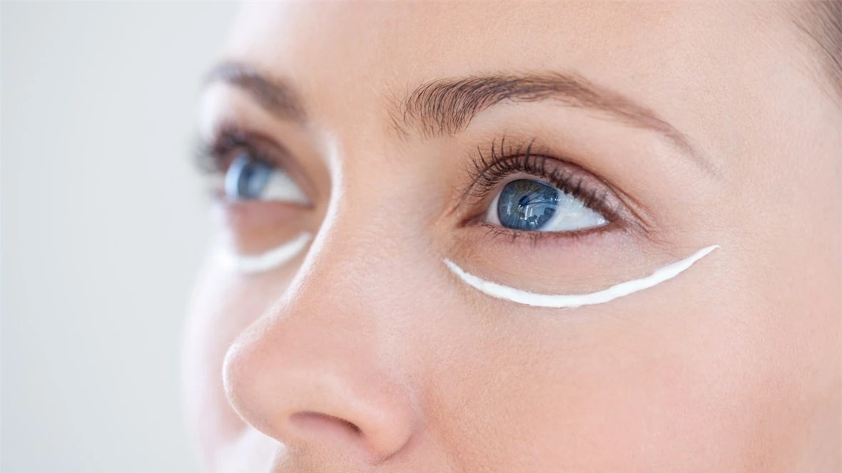 4 sai lầm nghiêm trọng khi dùng kem dưỡng da vùng mắt