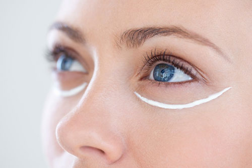 4 sai lầm nghiêm trọng khi dùng kem dưỡng da vùng mắt