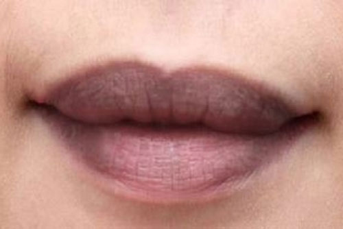 Môi thâm đen xì cũng hoá hồng chỉ bằng mẹo đơn giản