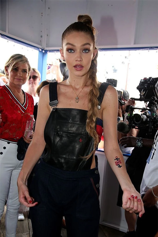 Bà mẹ đặc biệt của cặp chị em người mẫu hot nhất Hollywood Bella - Gigi Hadid: Từ siêu mẫu thành vệ sĩ, stylist kiêm paparazzi cho con - Ảnh 9.