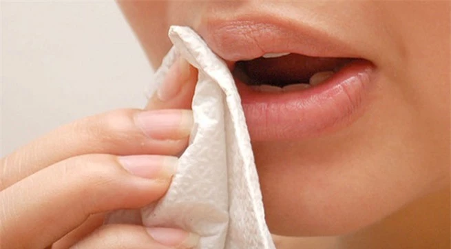 Vì sao không nên dùng giấy vệ sinh để lau miệng?