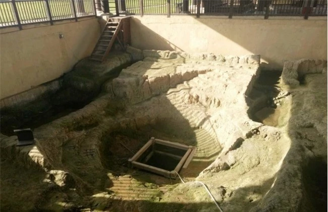 Giếng cổ nghìn tuổi đột ngột phun lửa, đội khảo cổ liều mạng trèo xuống kiểm tra, phát hiện bí mật dưới đáy giếng - Ảnh 3.