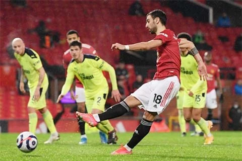 Bruno Fernandes (18) lại ghi bàn và kiến tạo trong trận M.U vượt qua Newcastle mới đây