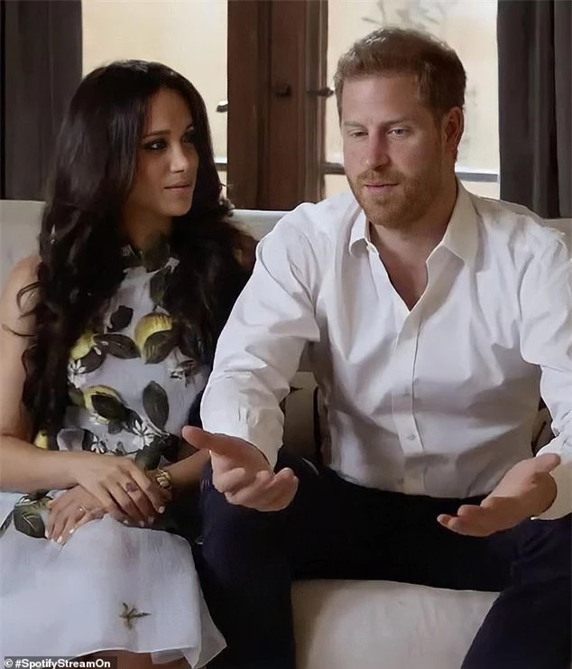 Nhà Sussex lần đầu xuất hiện sau khi chính thức rời khỏi hoàng gia, sắc mặt của Meghan Markle với chồng khác nhau một trời một vực - Ảnh 1.