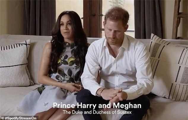 Nhà Sussex lần đầu xuất hiện sau khi chính thức rời khỏi hoàng gia, sắc mặt của Meghan Markle với chồng khác nhau một trời một vực - Ảnh 2.