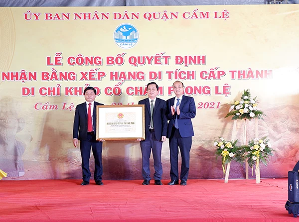 UBND quận Cẩm Lệ đón nhận Bằng xếp hạng Di tích cấp TP do UBND TP Đà Nẵng trao cho Di chỉ khảo cổ Chăm Phong Lệ