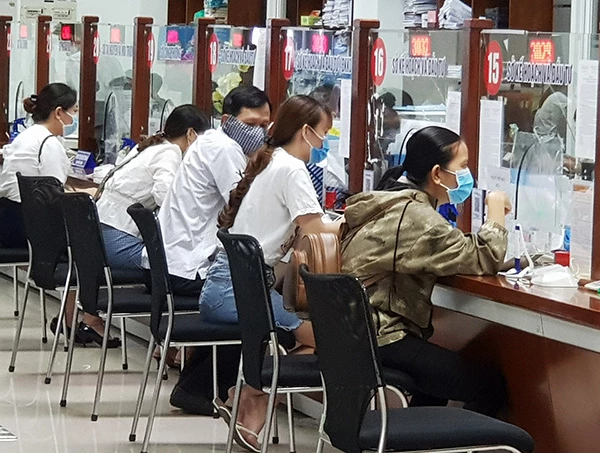 Người dân, doanh nghiệp đến giao dịch với Sở KH-ĐT Đà Nẵng tại Bộ phận "Một cửa" - Trung tâm Hành chính TP