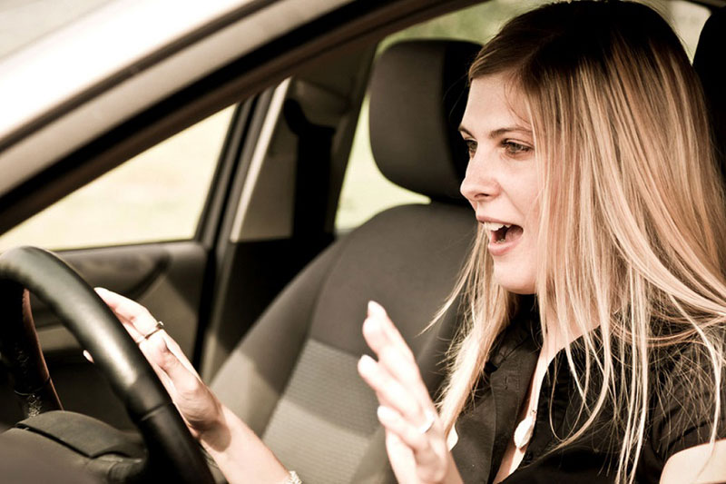 Tài xế cần làm gì khi xe ô tô bất ngờ mất lái?