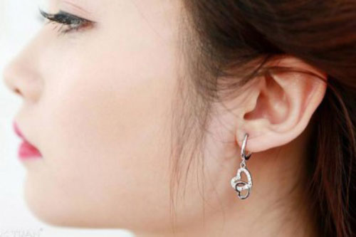 5 mẹo làm sáng khuyên tai bạc đơn giản