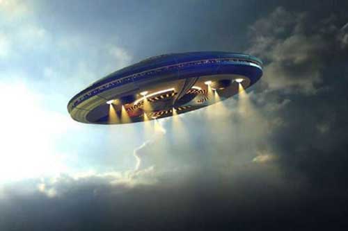 UFO xuất hiện trên bầu trời đêm của Hawaii