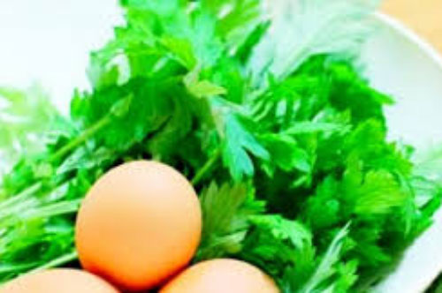 Phụ nữ thường xuyên ăn trứng gà ngải cứu giúp thải độc, làm đẹp, lợi đủ đường