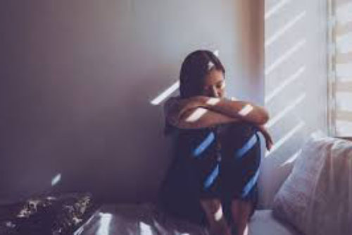 Sau đêm tân hôn chật vật, chồng đưa cho tôi chiếc máy tính bảo 'xem đó mà học' rồi ôm chăn gối sang phòng khác ngủ