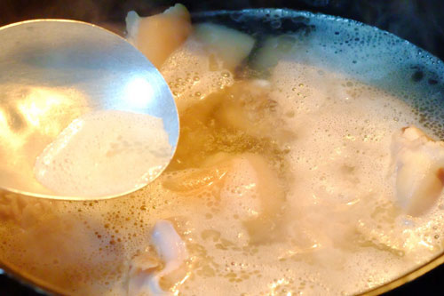 Mẹo hầm xương nhanh nhừ, nước trong vắt