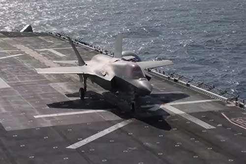 CLIP: Tiêm kích F-35B phô diễn khả năng hạ cánh trên tàu tấn công đổ bộ