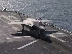 CLIP: Tiêm kích F-35B phô diễn khả năng hạ cánh trên tàu tấn công đổ bộ
