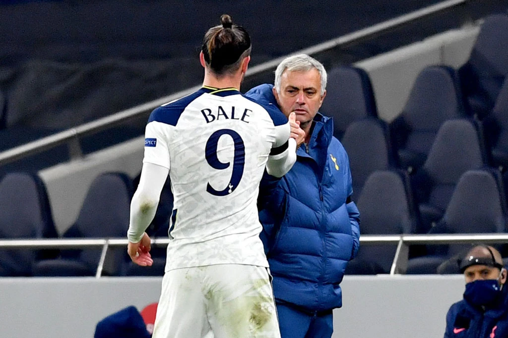 Gareth Bale và HLV Mourinho.