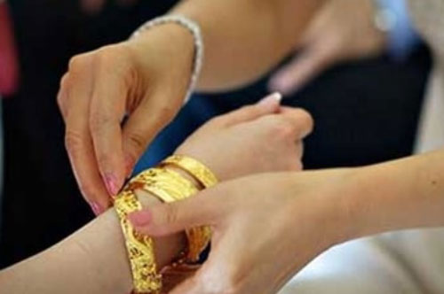 Đêm tân hôn, mẹ chồng đập cửa đòi vàng