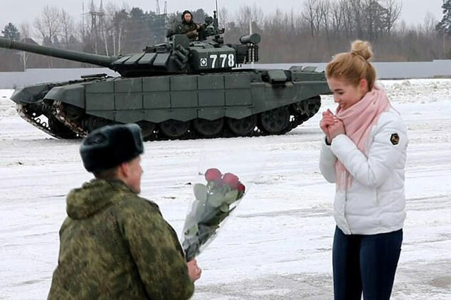 Chàng trai 'chất nhất quả đất': Xếp 16 xe tăng thành hình trái tim để cầu hôn