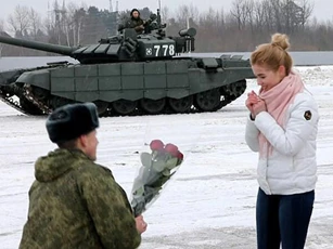 Chàng trai 'chất nhất quả đất': Xếp 16 xe tăng thành hình trái tim để cầu hôn