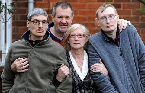 Chuyện lạ về hai anh em trẻ hóa quá đà