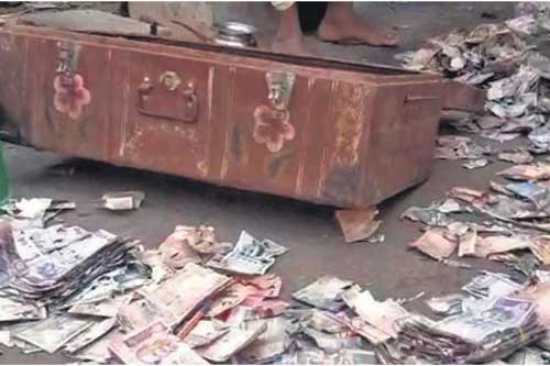 Dành dụm cả đời được 1 số tiền lớn, người đàn ông khóc lớn sau khi mở chiếc hòm sắt