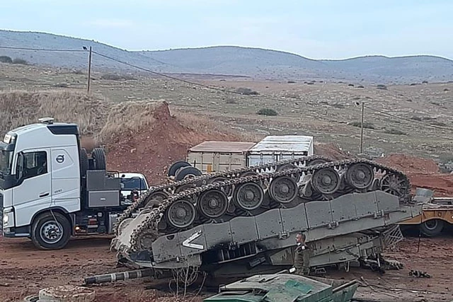 Xe tăng Merkava IV bị lật ngửa.
