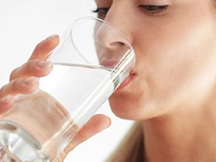 6 quan điểm sai lầm khi uống nước gây hại cho sức khỏe