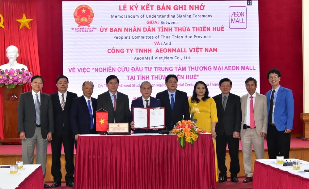 Chủ tịch UBND tỉnh Thừa Thiên Huế Phan Ngọc Thọ ký kết Biên bản ghi nhớ.