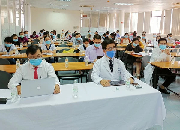 Khoa Y Dược và Trung tâm Y khoa Đại học Đà Nẵng tổ chức tập huấn chuyên đề “Quy trình phòng chống dịch Covid-19” cho cán bộ, giảng viên, nhân viên