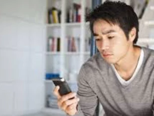 Tình cờ đọc được tin nhắn bạn thân của vợ đòi vay 500 triệu, tôi giả danh vợ từ chối thì bủn rủn chân tay khi nhận tin đáp lại