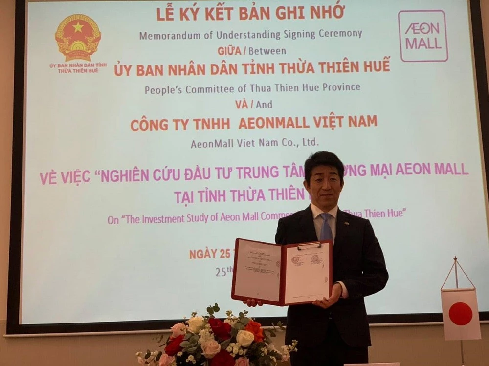 Tổng Giám đốc Công ty TNHH AEONMALL Việt Nam Nakagawa Tetsuyuki ký kết Biên bản ghi nhớ.